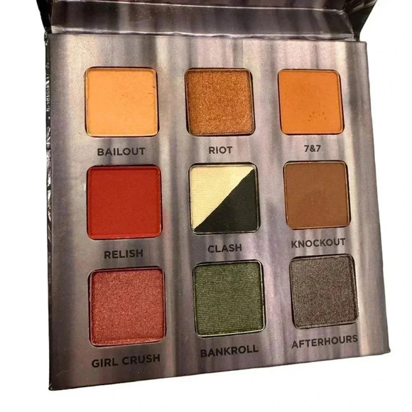 Urban Decay Troublemaker 9 Shade Eyeshadow Palette Limited Edition NEW - Picture 4 of 4